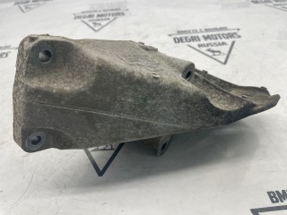 Кронштейн передний левый, ориг. номер LR010743, Land Rover Range Rover 2009-2012