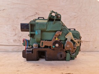 Замок двери задней правой Volkswagen Bora 1998-2005