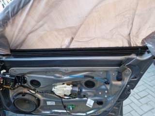 Уплотнитель двери передней правой Mercedes E W212 2009-2013