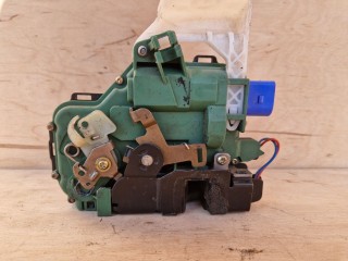 Замок двери передней левой Volkswagen Jetta 4 1998-2005