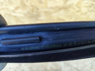 уплотнитель стекла двери передний правый, ориг. номер 1K4837431E, Volkswagen Golf 5 поколение 2003-2009