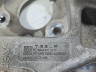 кулак задний левый, ориг. номер 1044411-00-F, Tesla Model 3 рест