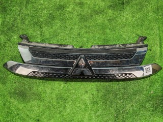 Решетка радиатора Mitsubishi Outlander 2018-2022