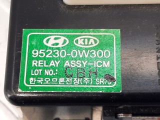Блок реле, ориг. номер 95230-0W300, Hyundai Santa Fe 2004-2012
