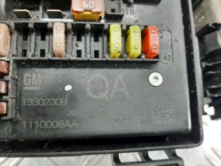 Блок предохранителей, ориг. номер 13302309, Opel Astra 1998-2009