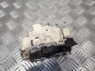 Замок двери передней правой Volkswagen Passat 2000-2005