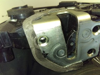 Замок двери передней левой, ориг. номер 690400D120, Toyota Yaris 2005-2009