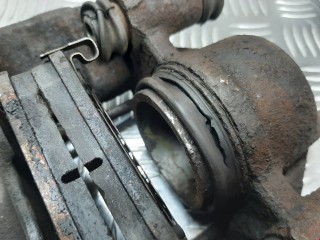 Суппорт передний правый, ориг. номер BR743398ZB, Mazda 323 1994-1998