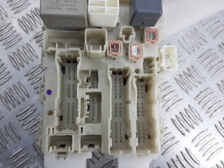 Блок предохранителей, ориг. номер 8273012210, Toyota Auris 2006-2010