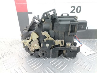 Замок двери задней левой Audi A6 1997-2001