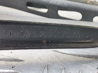 Щеткодержатель задний, ориг. номер 1J6955707A, Volkswagen Golf 1997-2006