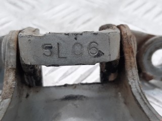 Петля двери передней левой, ориг. номер 5702A034, Mitsubishi L200 1996-2005