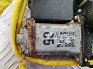 Моторчик стеклоподъемника, ориг. номер MR462361, MR46236, Mitsubishi Space Wagon 1998-2004