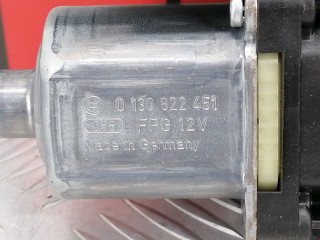 Моторчик стеклоподъемника, ориг. номер 0130822451, Volkswagen Passat 2011-2015