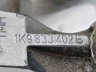Петля двери задней правой, ориг. номер 1K9833402E, Volkswagen Golf 2008-2012