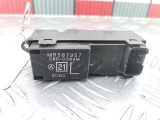 Кнопка стеклоподъемника, ориг. номер MR587957, Mitsubishi L200 2006-2011
