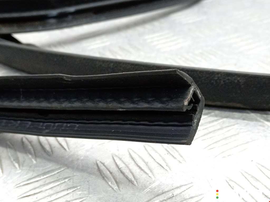 Уплотнитель Ford Fiesta 2003г. - фото №3