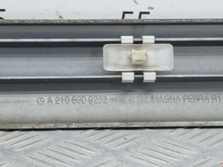 Молдинг двери задней правой, ориг. номер A2106909262, Mercedes E W210 1999-2002