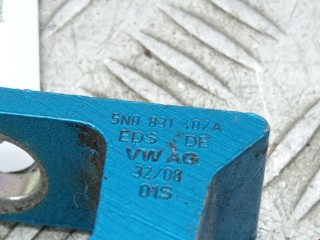 Петля двери передней правой, ориг. номер 5N0831402, Volkswagen Tiguan 2006-2011