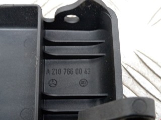 Ручка крышки багажника, ориг. номер A2107660043, Mercedes E W210 1999-2002