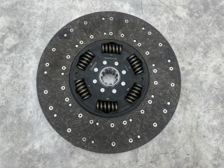 Диск сцепления, ориг. номер 1846416, 1878003767, 1685707, 550018, 8304751ASX, 200767, 343021110, 1801878003767, 504336615, CD8003767, 105099, 3430211100, 43383000, 8304751SX, 051448, 1846416R, 70110404, 500059768, 1688219, 000003767, 1878003767809, SK248001601, 807522, 2273321, TCZ1049AU, TCZ1049AH, 040807, 430019L2321V, 430019L2321, 550059, 207114, T20481002, TCZ1049YK, FD402, T165054, 491878003767, 6237ST, 343016910, 7C467550BA, 51448, 1685707R, 82449, 1846416A, 0691594, 0219950, 1688219A, 1688219R, DAF XF 105