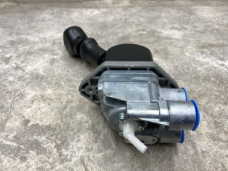 Кран ручника, ориг. номер DPM90DSX, DPM90DA, 1734006, 1389079, 2122981, DPM90DS, 1734008, 113719, 12071004, 2324301, M7100650, PRO6450050, 091099, 2231930, SK305001101, 82484, 9617231300, 1935573, 216132, 05868558, K017050, 570137, 8519592SX, 1336128, 20651E, 2224543, D0661, 04439010, Z10222, 04439060, 2231941, 2122593, S280842, TM1524301, 2324812, 0964740, 570228, PN10187, 0610000001, 91099, 5868558, 05000458, 9617231270, 0370172, 08469800A, T03611001, 04425300, 05379558, 1339079, 0607231300, 20246283, DAF XF95 2002-2006