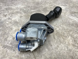 Кран ручника, ориг. номер DPM90DSX, DPM90DA, 1734006, 1389079, 2122981, DPM90DS, 1734008, 113719, 12071004, 2324301, M7100650, PRO6450050, 091099, 2231930, SK305001101, 82484, 9617231300, 1935573, 216132, 05868558, K017050, 570137, 8519592SX, 1336128, 20651E, 2224543, D0661, 04439010, Z10222, 04439060, 2231941, 2122593, S280842, TM1524301, 2324812, 0964740, 570228, PN10187, 0610000001, 91099, 5868558, 05000458, 9617231270, 0370172, 08469800A, T03611001, 04425300, 05379558, 1339079, 0607231300, 20246283, DAF XF95 2002-2006
