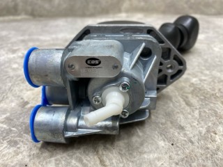 Кран ручника, ориг. номер DPM90DSX, DPM90DA, 1734006, 1389079, 2122981, DPM90DS, 1734008, 113719, 12071004, 2324301, M7100650, PRO6450050, 091099, 2231930, SK305001101, 82484, 9617231300, 1935573, 216132, 05868558, K017050, 570137, 8519592SX, 1336128, 20651E, 2224543, D0661, 04439010, Z10222, 04439060, 2231941, 2122593, S280842, TM1524301, 2324812, 0964740, 570228, PN10187, 0610000001, 91099, 5868558, 05000458, 9617231270, 0370172, 08469800A, T03611001, 04425300, 05379558, 1339079, 0607231300, 20246283, DAF XF95 2002-2006