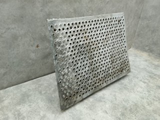 Крышка аккумуляторной батареи, ориг. номер 1693114, TD0661030, 1686765, 1791917, 1946575, 0308103010, 7944110, 18500204, 74581, 581001, AC1693114, TD06610300761002, T04431002, D707112, 100410019, SP40230050, SA2D0440, 74581U, 21955E, T150018, 46666001, GK122649, TD04C026001, 16795BS, DFBODY752, SK804000101, 1667885, ABR1693114, DAFBC002, 1693131, 20010408D, 0198674, 1507140154, S161012, TD0661030076100, TD0761002A, 5297190, 0693911, DAF XF105