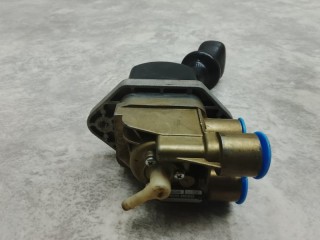 Кран ручника, ориг. номер DPM90DSX, DPM90DA, 1734006, 1389079, 2122981, DPM90DS, 1734008, 113719, 12071004, 2324301, M7100650, PRO6450050, 091099, 2231930, SK305001101, 82484, 9617231300, 1935573, 216132, 05868558, K017050, 570137, 8519592SX, 1336128, 20651E, 2224543, D0661, 04439010, Z10222, 04439060, 2231941, 2122593, S280842, TM1524301, 2324812, 0964740, 570228, PN10187, 0610000001, 91099, 5868558, 05000458, 9617231270, 0370172, 08469800A, T03611001, 04425300, 05379558, 1339079, 0607231300, 20246283, DAF XF95 2002-2006