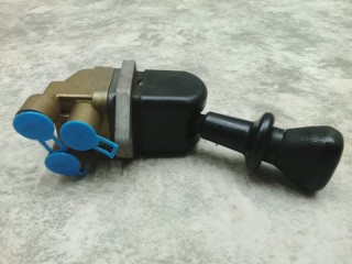 Кран ручника, ориг. номер DPM90DSX, DPM90DA, 1734006, 1389079, 2122981, DPM90DS, 1734008, 113719, 12071004, 2324301, M7100650, PRO6450050, 091099, 2231930, SK305001101, 82484, 9617231300, 1935573, 216132, 05868558, K017050, 570137, 8519592SX, 1336128, 20651E, 2224543, D0661, 04439010, Z10222, 04439060, 2231941, 2122593, S280842, TM1524301, 2324812, 0964740, 570228, PN10187, 0610000001, 91099, 5868558, 05000458, 9617231270, 0370172, 08469800A, T03611001, 04425300, 05379558, 1339079, 0607231300, 20246283, DAF XF95 2002-2006