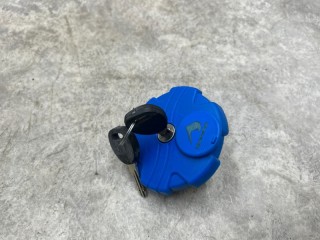 Крышка бака мочевины, ориг. номер 108013, 56506, 096055, 09605501, 100811, 20926021, 37792, 21584844, 103303, 7420926022, 8905532SX, 212322SP, 21106301, 85981300001, 21281404, FC03AB, 12901600A, 21281403, 21075528, 172849, 900894, 037157, FC403, 21281408, 906910, FC6021, 98021, 21281407, ATD74410, 7421281406, 12901620A, 1008113R0100, 500025779, 550675, 2590189646, 8730025378, 25J139, 7420926022S, 21075531, T04727003, 247714, 969018SP, 71506508, 7420740695S, VOLVO