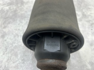 Амортизатор кабины задний левый, ориг. номер 81417226055, 81417226073, 9640060210, 313078, 20502, 200131, 3752403060, 383015, E5512342, AC7053, G160210118, LT85110210013, 50012005, CB0299, SK469003401, 023111SD01, 8703385SX, 0563007, AS0209, SSB70478T, WW5001008, ZM0681417226055, Z00051, 023111SD, TD0657185, SK469003401PL, 300015, 030060097, 030060097S, 30H46A, 895276, 383029, M5005369, 30D160, 0620060030, 5237226055, 313078K, 9640060030, 10200304081, 2V5899515K, 925820, MAN TGS 2007-2026