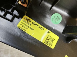 накладка внутренняя на порог передняя правая, ориг. номер 85095428, Chevrolet Equinox EV 1 поколение 2024-2026