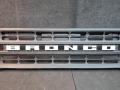 M2DB-8A382-AB, M2DB-8150AA5YZ9 решетка радиатора верхняя Ford Bronco 6 поколение U725 2024г. - фото №3
