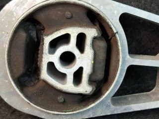 подушка крепления двигателя задняя, ориг. номер 60009131, Chevrolet Trax 2 поколение 2023-2026