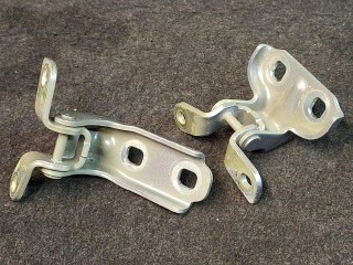 петля двери передней левой, ориг. номер A046057, Chevrolet Trax 2 поколение 2023-2026
