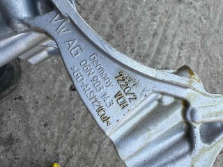 Кронштейн масленого фильтра, ориг. номер 06N903143, 06N903143A, Audi Q5 II рестайлинг 2020-2025