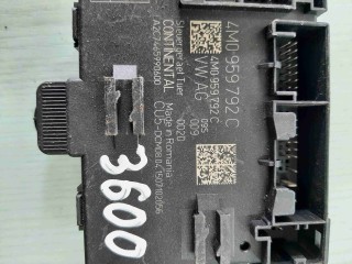 Блок управления двери передней левой Audi Q5 II, 4M0959792C