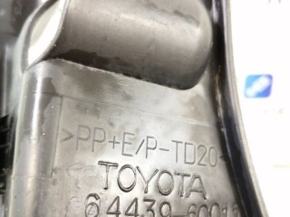 накладка на петлю багажника, ориг. номер 64439-60011, TOYOTA Land Cruiser 2007-2012