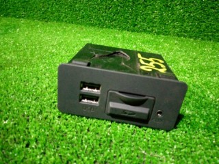 Разъем USB, ориг. номер BHP1-669U0, Mazda Axela 2016-2019