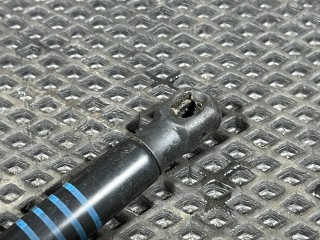 амортизатор капота правый, ориг. номер 51237347402, BMW M5 F90 2017-2020