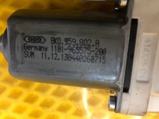 Моторчик стеклоподъемника задней правой двери, ориг. номер 8K0959802A, Audi Q7 4LB 2009-2015