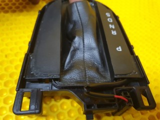 Накладка кулисы АКПП, ориг. номер FR3Z-7D443-AC, Ford Mustang S550 2014-2017