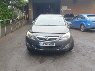 Opel Astra J 2011г. 1.7 л., A 17 DTJ - фото №1