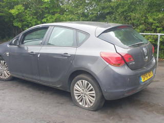 Opel Astra J 2011г. 1.7 л., A 17 DTJ - фото №4