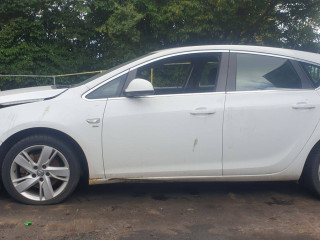 Opel Astra J [рестайлинг] 2013г. 2.0 л., A 20 DTH - фото №4