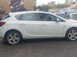 Opel Astra J [рестайлинг] 2013г. 2.0 л., A 20 DTH - фото №7