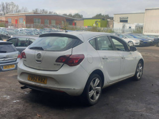 Opel Astra J [рестайлинг] 2013г. 2.0 л., A 20 DTH - фото №8