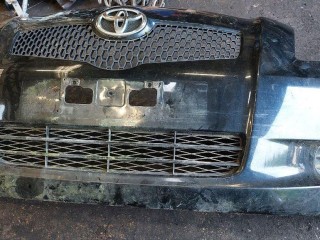 Бампер передний Toyota Yaris 2005-2009